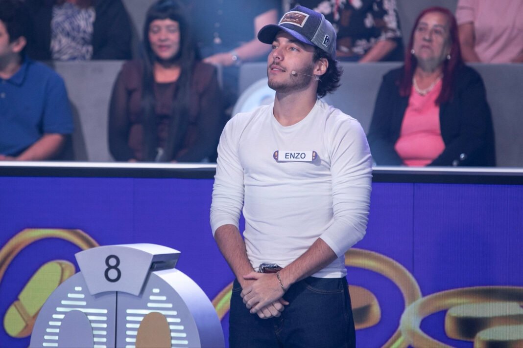 Enzo Ferro estreia “Dói Saber” na TV e se destaca no “Acerte ou Caia!” Enzo Ferro estreia “Dói Saber” na TV e se destaca no “Acerte ou Caia!”