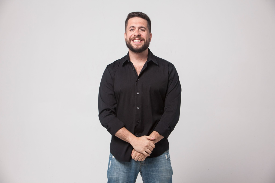 Maurício Meirelles apresenta stand-up “Surto Coletivo” pela primeira vez no Rio de Janeiro às sextas-feiras de maio Maurício Meirelles apresenta stand-up “Surto Coletivo” pela primeira vez no Rio de Janeiro às sextas-feiras de maio