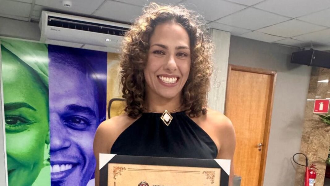 Carina Santi é homenageada na Alesp e reforça protagonismo feminino dentro e fora dos tatames Carina Santi é homenageada na Alesp e reforça protagonismo feminino dentro e fora dos tatames